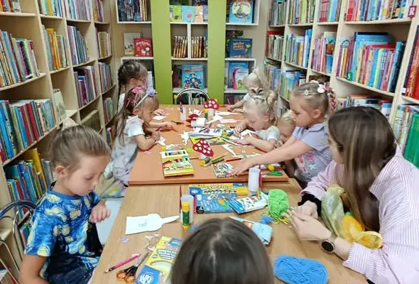 Letnie czytanie i kreatywne działanie w bibliotece w Charsznicy