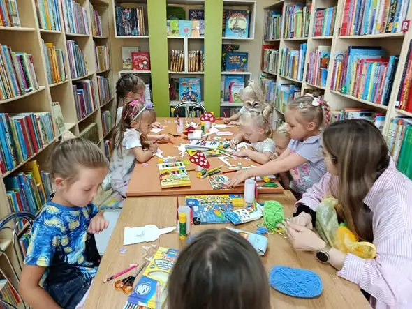 Letnie czytanie i kreatywne działanie w bibliotece w Charsznicy