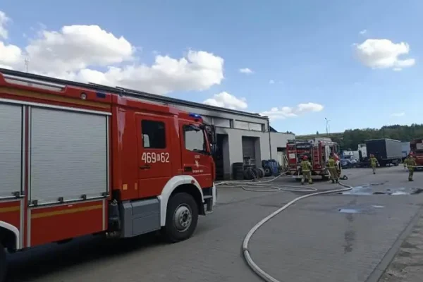 Pożar w Komorowie: Strażacy z Miechowa i okolic w akcji