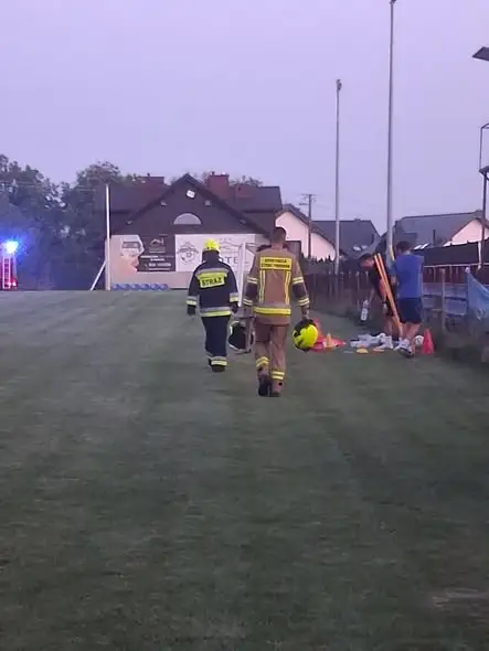 Interwencja OSP Giebułtów: złamane drzewo nad boiskiem Jutrzenka