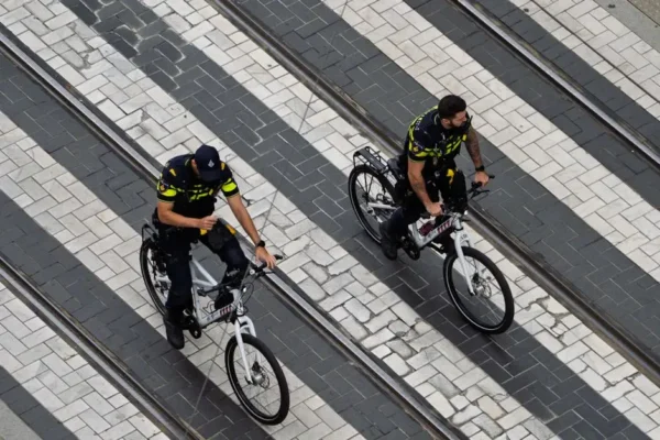 Policjanci z Miechowa na szkoleniach: bezpieczeństwo rowerzystów i przepisy o tachografach