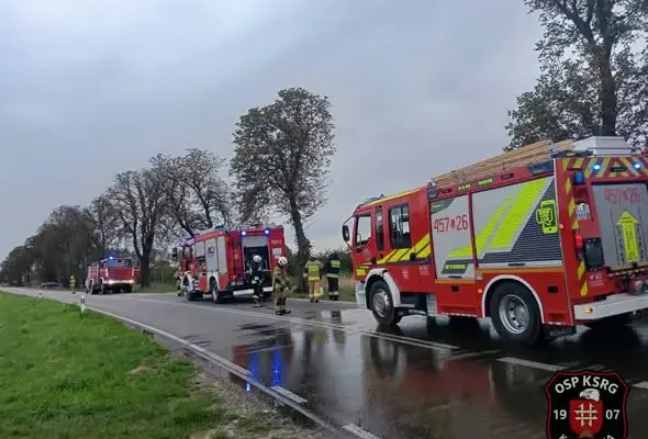Plama oleju na drodze wojewódzkiej Syry – Biadaczka. Interweniowały trzy jednostki OSP