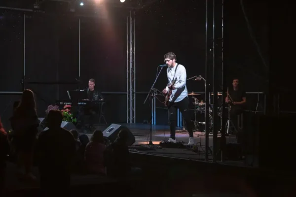 Sokół Orchestra zagra na dachu dworca w Miechowie – pożegnanie lata z muzyką